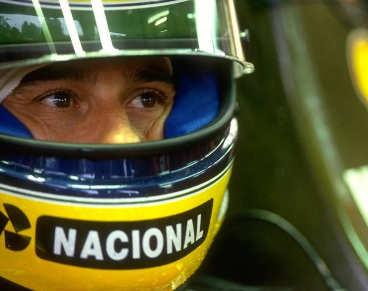 Brad Pitt conta experiência chocante ao entrar em carro de Ayrton Senna para filme Ayrton Senna utilizando o capacete Shoei X-4 (Foto: Reprodução)