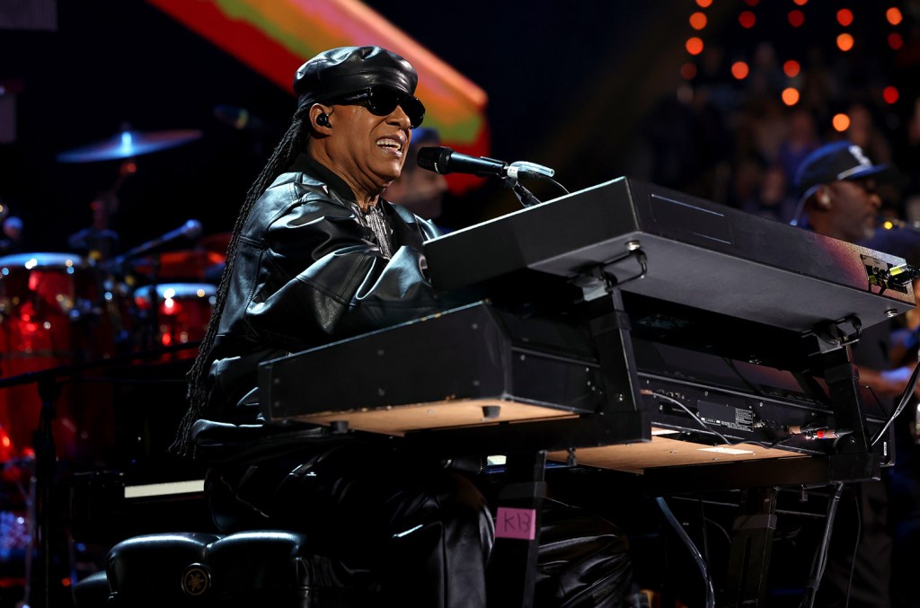 Stevie Wonder afirma que nunca vai parar de se apresentar e não acredita em aposentadoria Stevie Wonder confirmou que não vai a lugar nenhum, afirmando que continuará se apresentando e criando até seu último dia. (Foto: Reprodução)