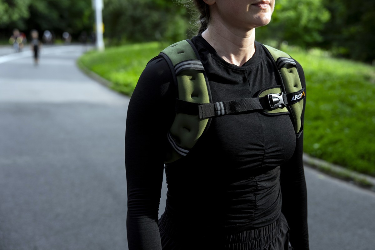 Coletes com peso podem potencializar seus treinos, afirmam especialistas em fitness Coletes com peso fazem sucesso nas redes sociais — Foto: Vincent Alban/The New York Times