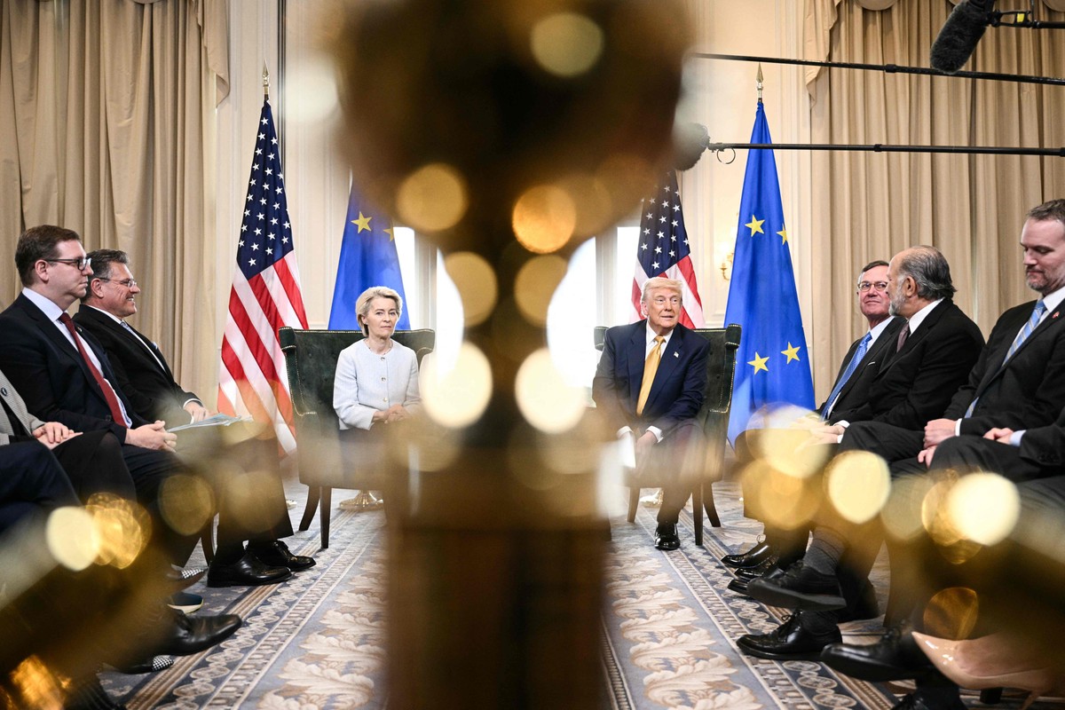 Franceses criticam acordo comercial de Trump com a União Europeia A presidente da Comissão Europeia, Ursula von der Leyen, ao lado do presidente dos Estados Unidos, Donald Trump (Foto: Brendan Smialowski/AFP)