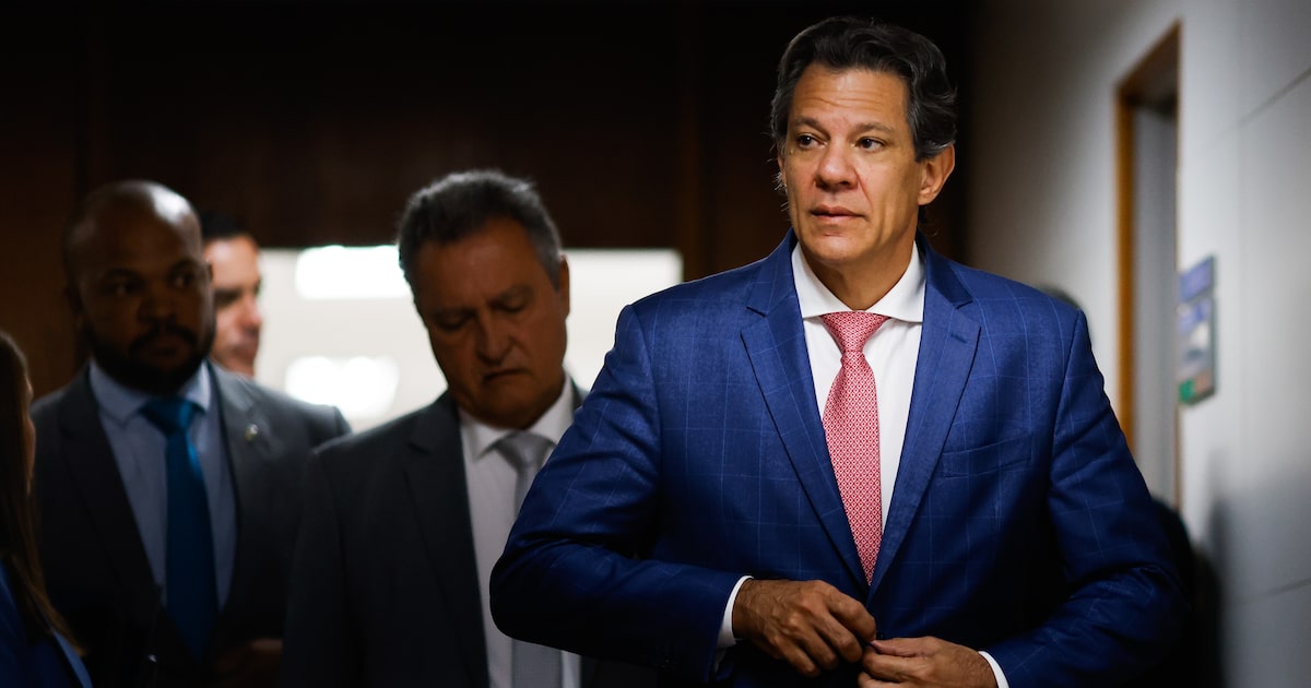 Governo projeta arrecadação com IOF em 2026 para cumprir meta fiscal Ministro da Fazenda, Fernando Haddad, durante reunião realizada com representantes de setores industriais. (Foto: Wilton Junior/Estadão)