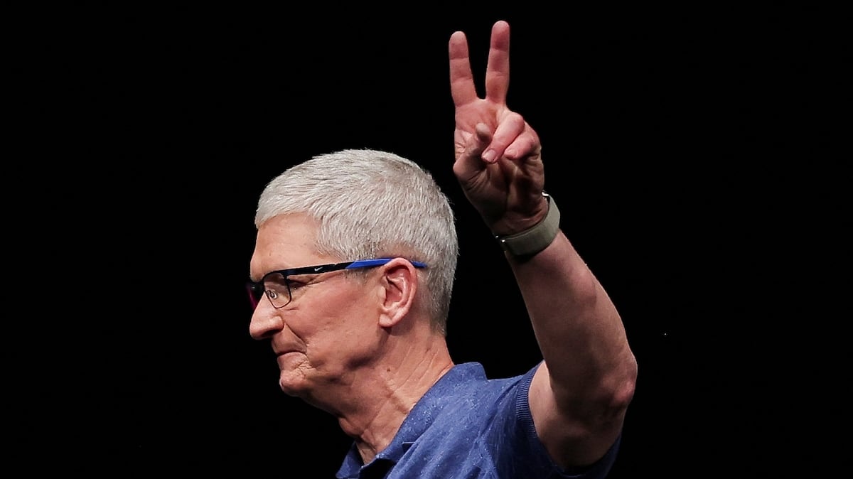 Tim Cook, CEO da Apple, durante a conferência WWDC de junho de 2024, após apresentar seu novo serviço de IA. (Foto: Carlos Barria/REUTERS)