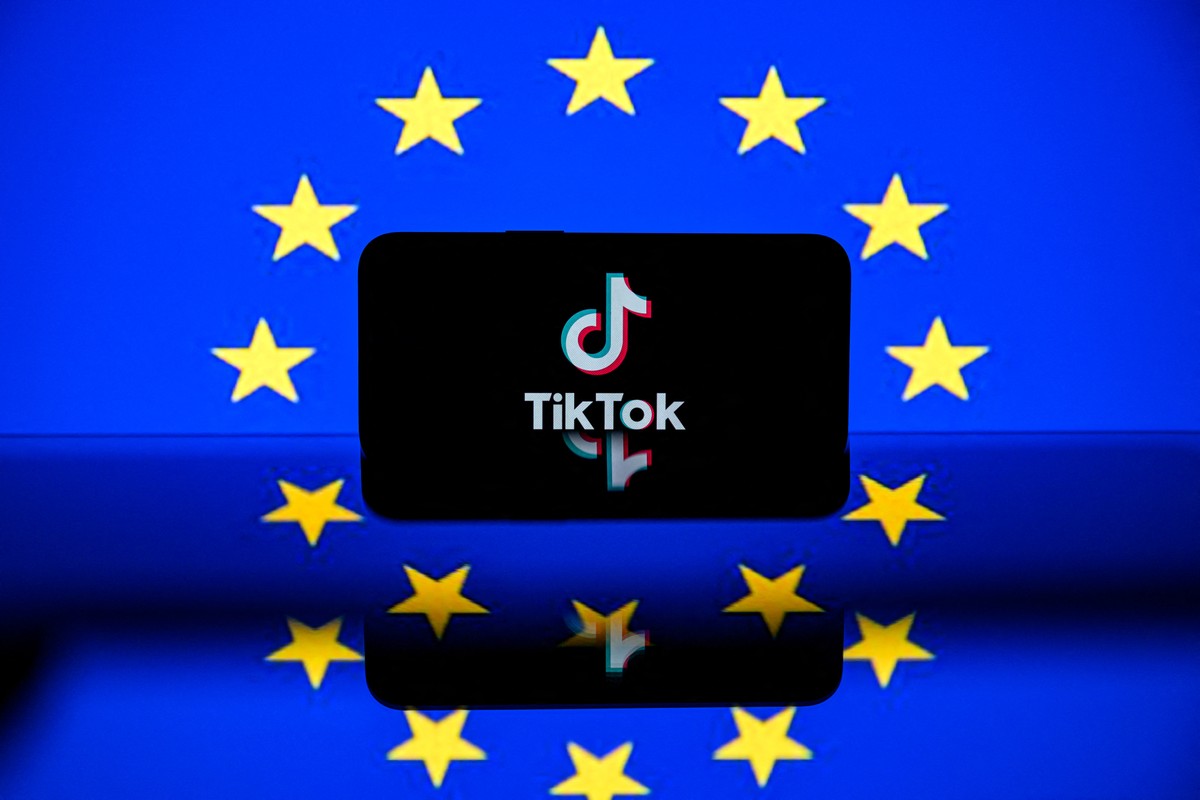 China rejeita acusações de armazenamento ilegal de dados pessoais do TikTok A fotografia mostra uma tela exibindo o logotipo da plataforma de mídia social TikTok e a bandeira europeia em Toulouse (Foto: Lionel BONAVENTURE / AFP)