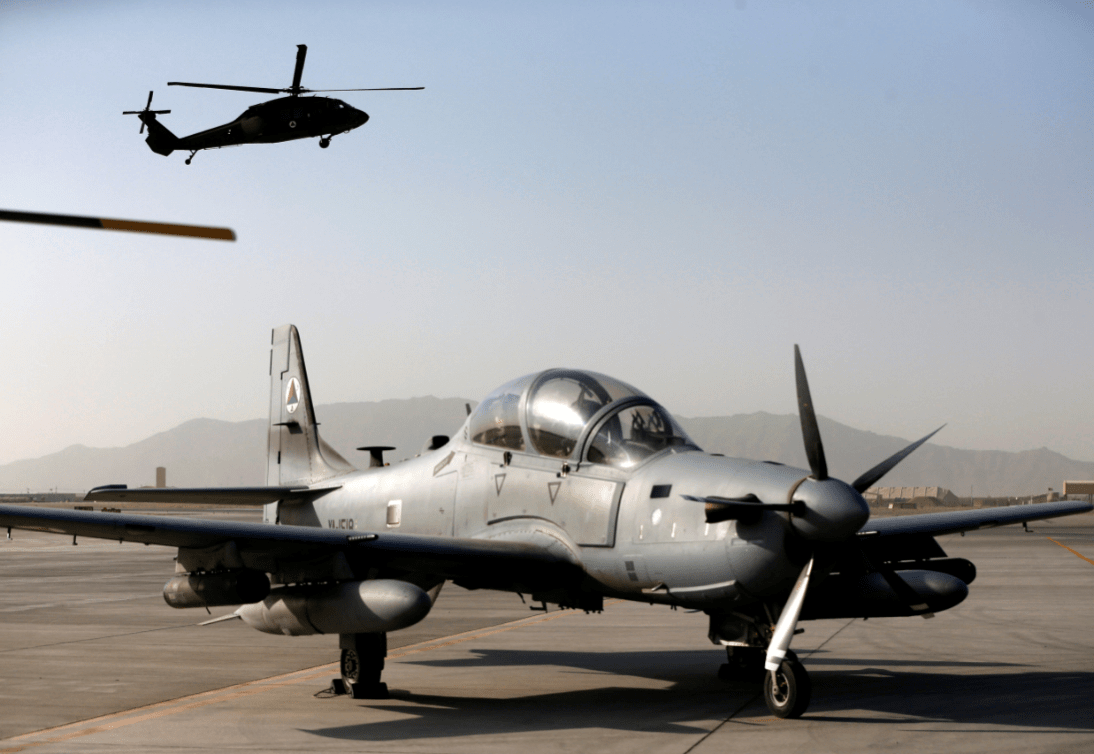 Tarifas dos EUA podem fazer ações da Embraer cair até 30%, alerta JPMorgan Avião A-29 Super Tucano da Embraer na Base Aérea de Kandahar, Afeganistão 07/10/2017 (Foto: REUTERS/Omar Sobhani)