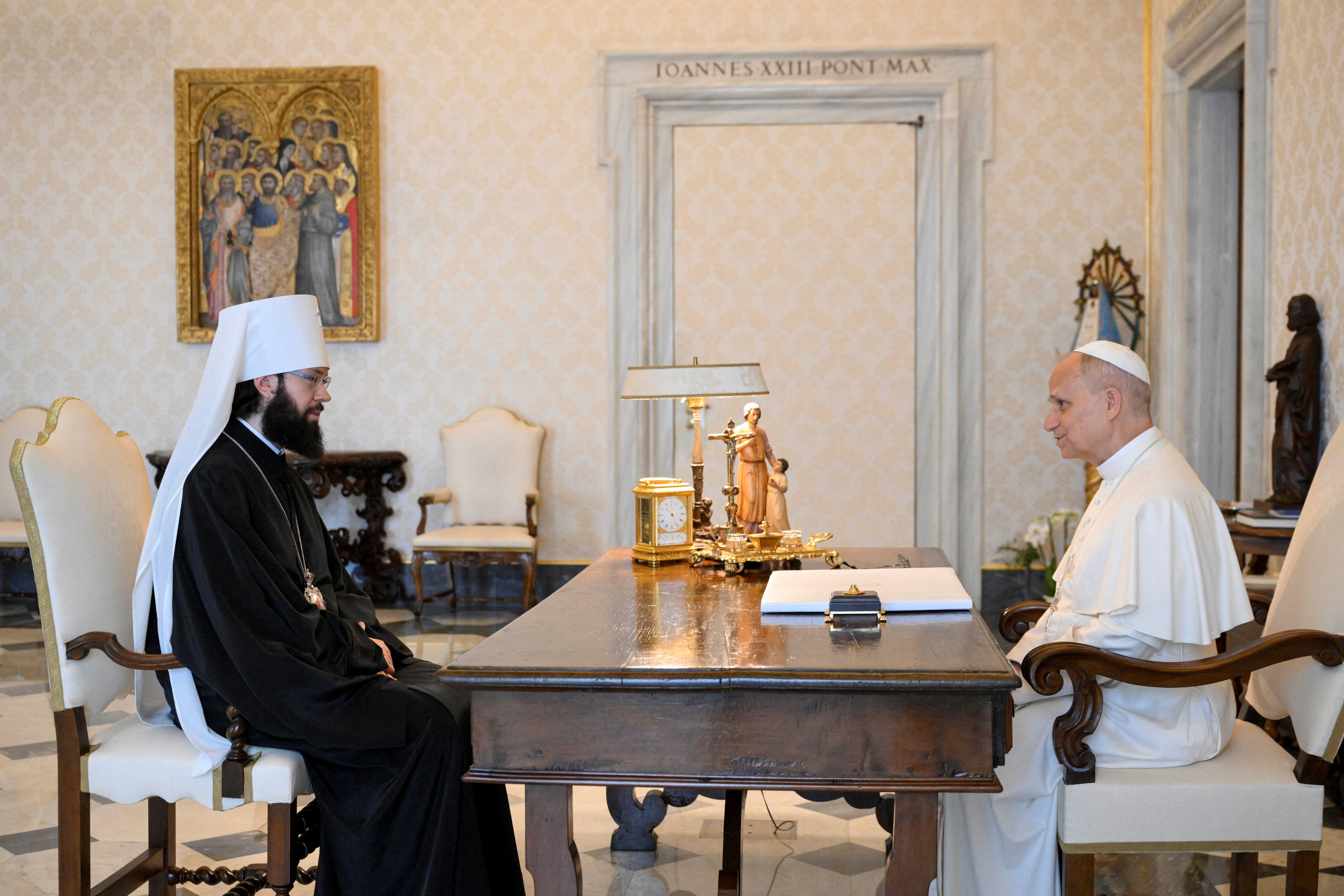 Papa Leão e líder ortodoxo debatem paz na Ucrânia e Oriente Médio Papa Leão interage com o metropolita Anthony de Volokolamsk, no Vaticano 26/07/2025 (Foto: Simone Risoluti/ Mídia do Vaticano / Divulgação via REUTERS)