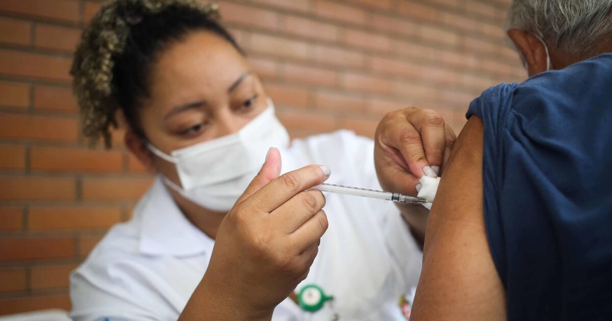 Baixa vacinação contra gripe em SP preocupa enquanto síndromes respiratórias aumentam no País Vacina contra a gripe pode prevenir de 60% a 70% dos casos graves e mortes causados pelo vírus influenza. (Foto: Tiago Queiroz/Tiago Queiroz/Estadão)