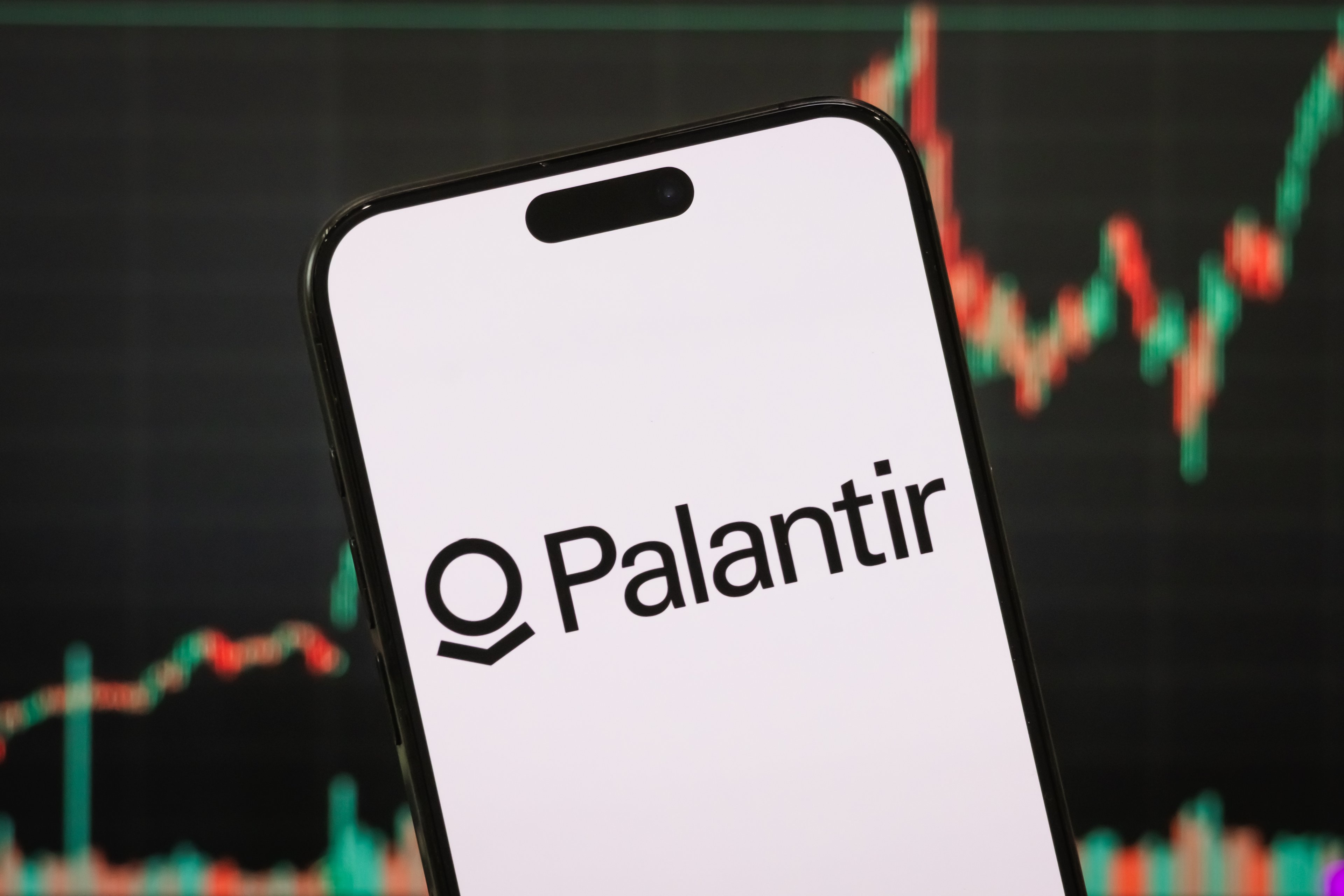 Palantir registra receita de US$ 1 bi e ações disparam 600% em um ano Palantir ultrapassa US$ 1 bilhão em receita trimestral e eleva projeções para o ano (Foto: Cheng Xin/Getty Images)