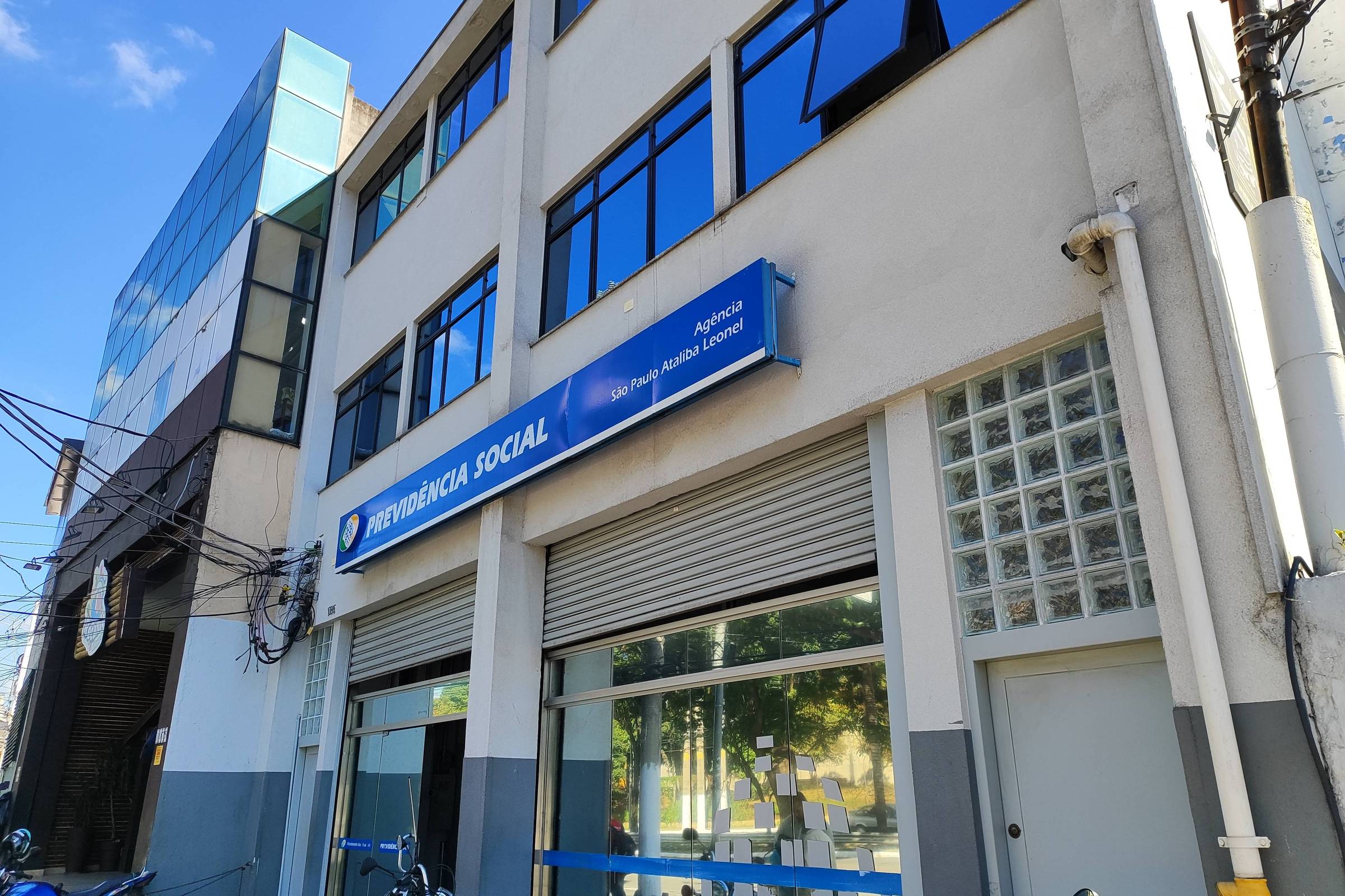 INSS concede mais de 1 milhão de benefícios com indícios de irregularidade, revela TCU Fachada de agência do INSS em São Paulo, na Vila Gomes Cardim, zona leste de SP; TCU diz que órgão paga ao menos 1,087 milhão de benefícios irregulares (Foto: Raquel Franco - 14.mai.25/Folhapress)