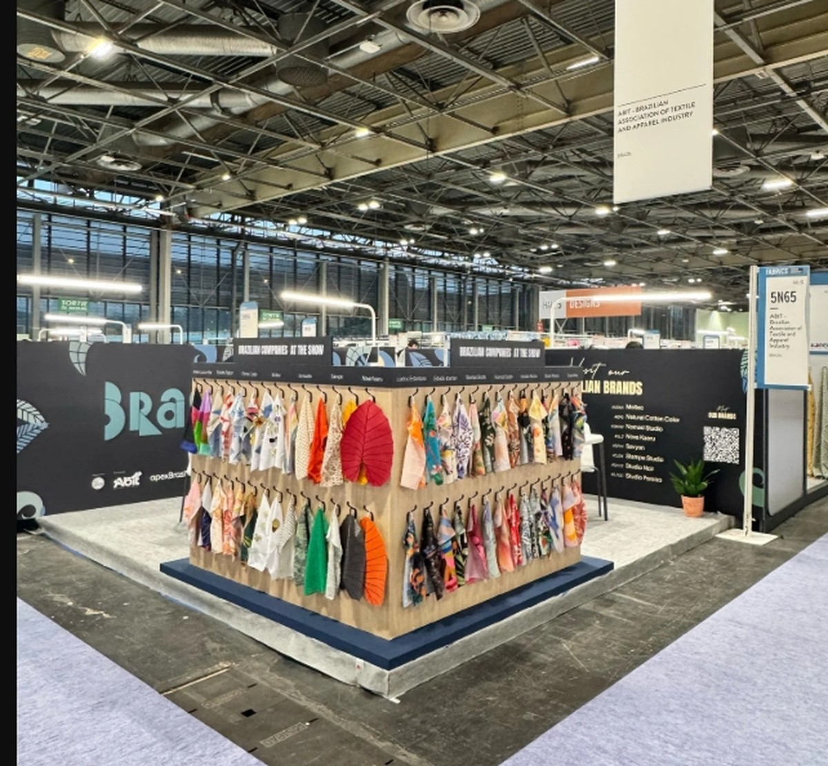 Setor têxtil busca apoio nos EUA para enfrentar tarifa de 50% nas exportações Marcas de moda brasileira em feiras internacionais — Foto: Apex