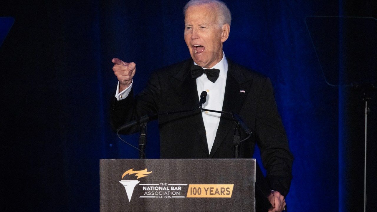 Biden critica Trump por desrespeitar a Justiça e atacar minorias nos EUA O ex-presidente dos EUA Joe Biden durante discurso em conferência da Ordem Nacional dos Advogados, em Chicago. 31/07/2025 (Foto: Scott Olson/AFP)