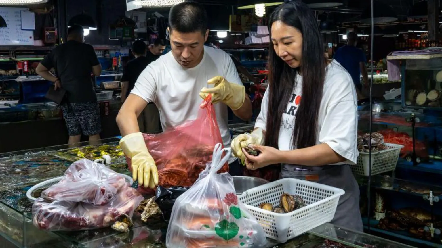 Vendedores em um mercado de frutos do mar em Pequim (Foto: Getty Images)
