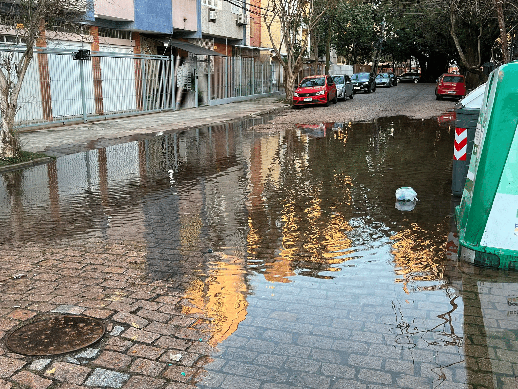 Chuvas no Rio Grande do Sul deixam cinco mortos e uma pessoa desaparecida 25.jun.2025 - bairro Praia de Belas, em Porto Alegre (Foto: Reprodução/X)