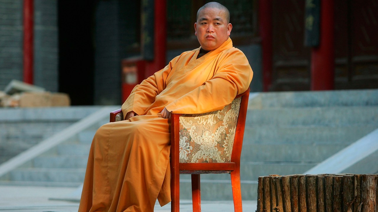 Queda do abade de Shaolin revela escândalos de corrupção e política no templo Palma de ferro; monge que fez a fama do Templo Shaolin perde o status religioso e enfrenta processo (Foto: Cancan Chu/Getty Images)