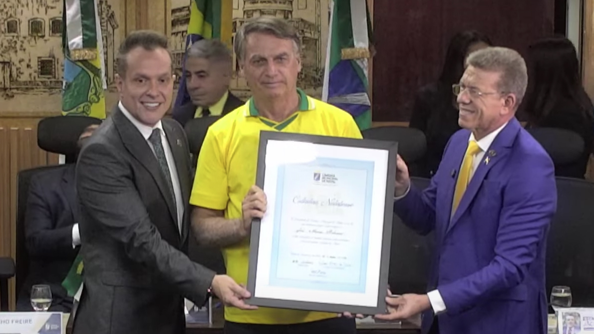 O ex-presidente Jair Bolsonaro recebe título de cidadão natalense e norte-riograndense, na Câmara Municipal de Natal (Foto: Reprodução)