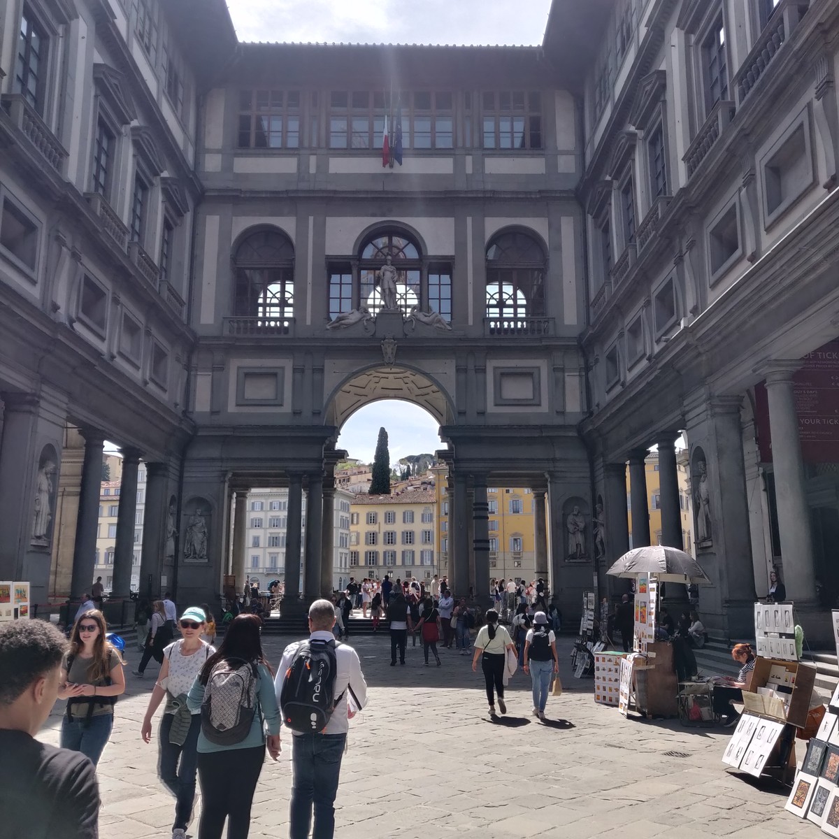 Museus europeus adotam medidas para proteger obras após incidente em Florença Visitantes na Galeria Uffizi, no centro histórico de Florença, na Itália (Foto: Divulgação)