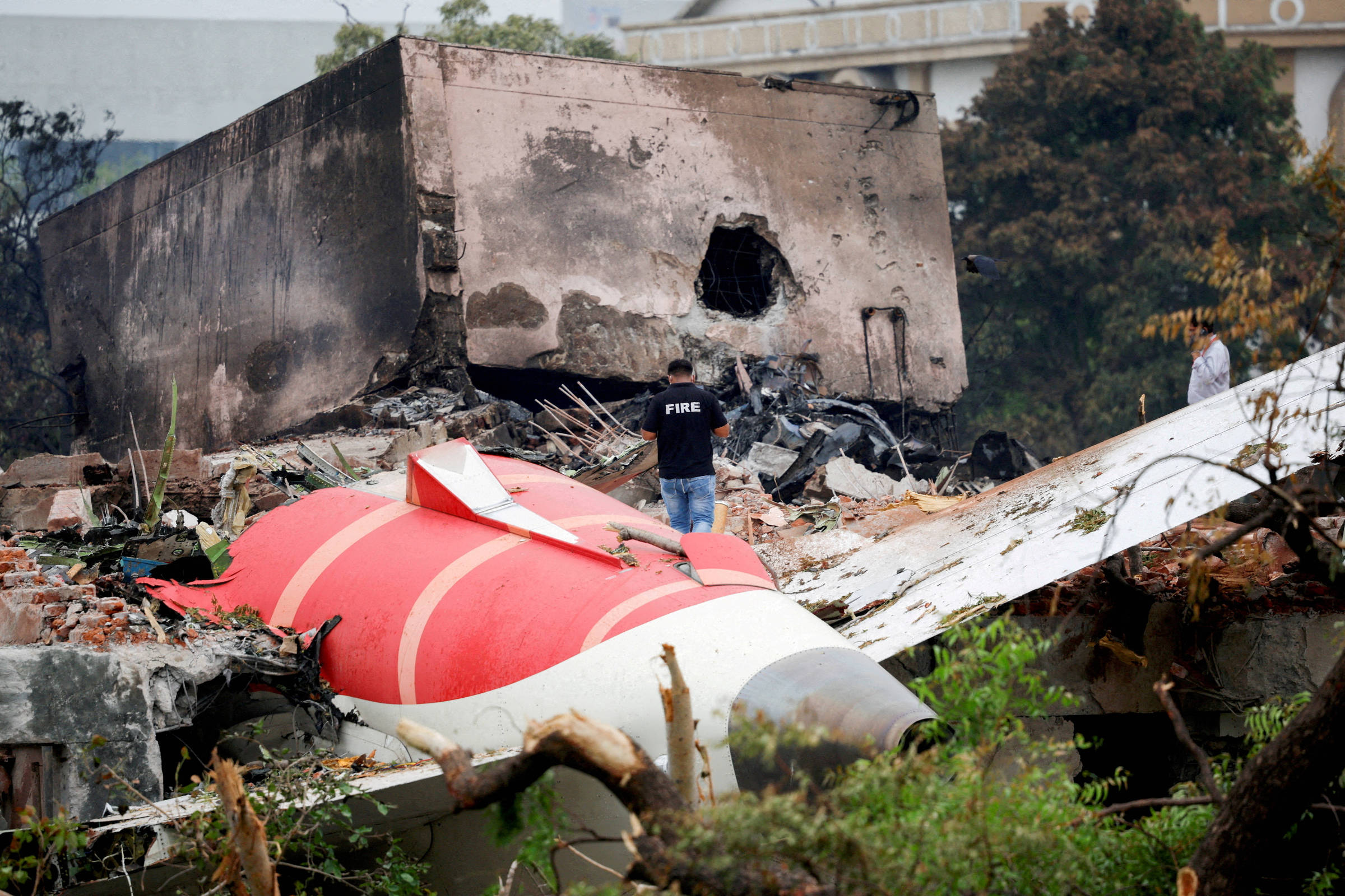 Destroços do avião da Air India que caiu em Ahmedabad em junho e causou a morte de mais de 200 pessoas (Foto: Adnan Abidi - 13.jun.2025/Reuters)
