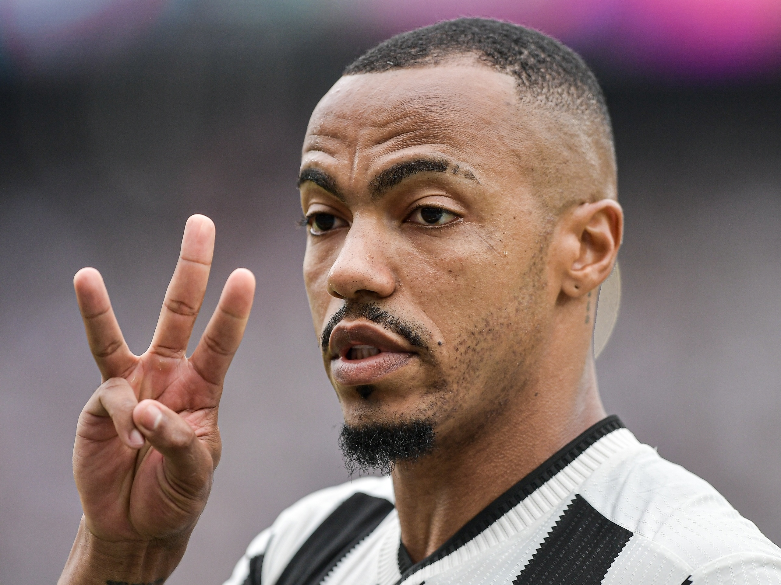 Botafogo conquista vitória 'sobrenatural' e capitão celebra feito inédito Marlon Freitas celebrou vitória heroica dos brasileiros sobre os franceses no Mundial (Foto: Thiago Ribeiro/AGIF)
