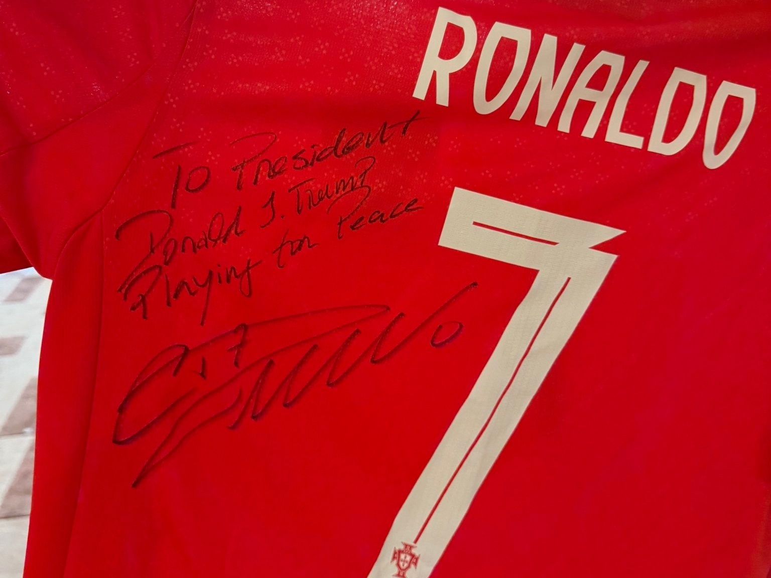 Camisa de Portugal autografada por Cristiano Ronaldo para Donald Trump (Foto: Reprodução/X)