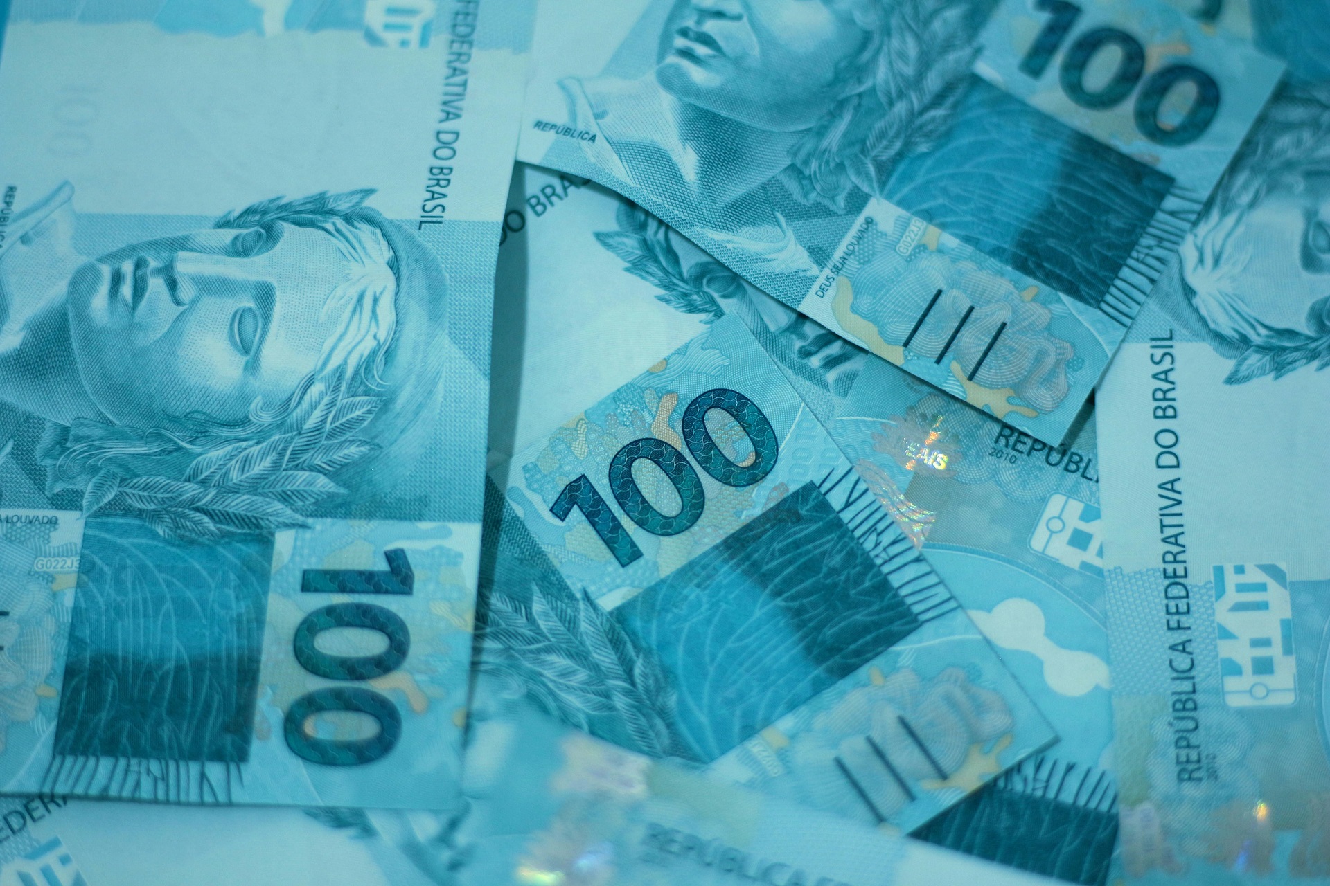 CDBs e LCAs apresentam melhores rendimentos em junho; confira os resultados Notas de R$ 100 sobrepostas (Foto: Daniel Dan/Pexels)