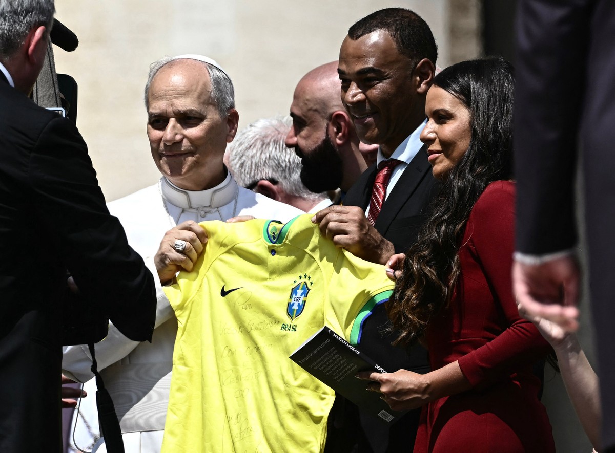 Papa Leão XIV recebe camisa da seleção brasileira do ex-jogador Cafu (Foto: Filippo MONTEFORTE / AFP)