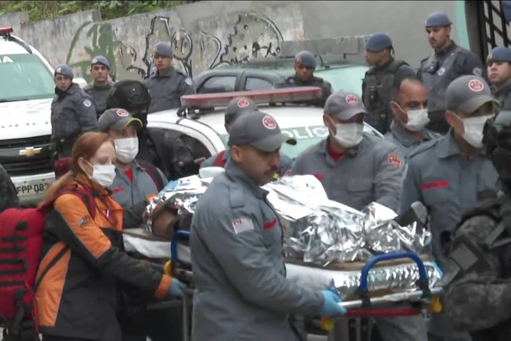Homem faz reféns ex-parceira e família e tenta se matar em SP Suspeito é socorrido após tentar suicídio na zona leste de São Paulo (Foto: Reprodução/TV Globo)