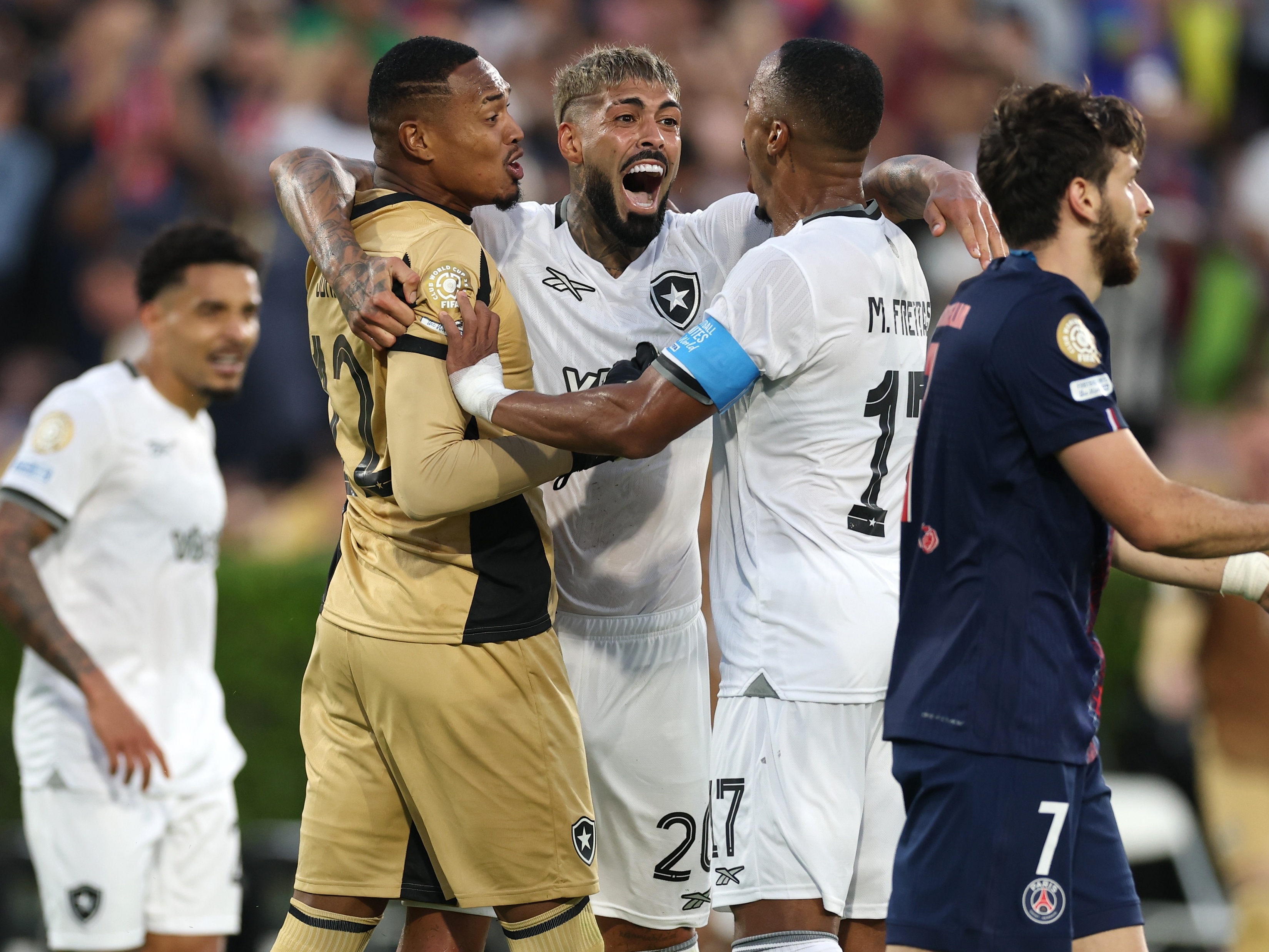 Brasileiros arrecadam R$ 77 milhões na fase de grupos do Mundial Jogadores do Botafogo comemoram vitória sobre o PSG, no Mundial (Foto: Stu Forster/Getty)