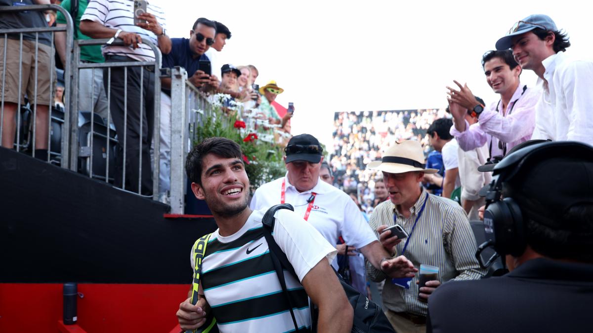 Grada do torneio de Queen's atrai atenção com presença de figuras ilustres Carlos Alcaraz no torneio de Queen's (Foto: Getty Images for LTA)
