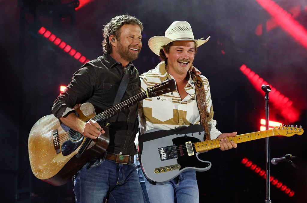 Dierks Bentley desafia músico a competição gelada durante abertura da turnê Zach Top, o abridor da turnê de Dierks Bentley, foi iniciado em um antigo rito de passagem. (Foto: Reprodução)