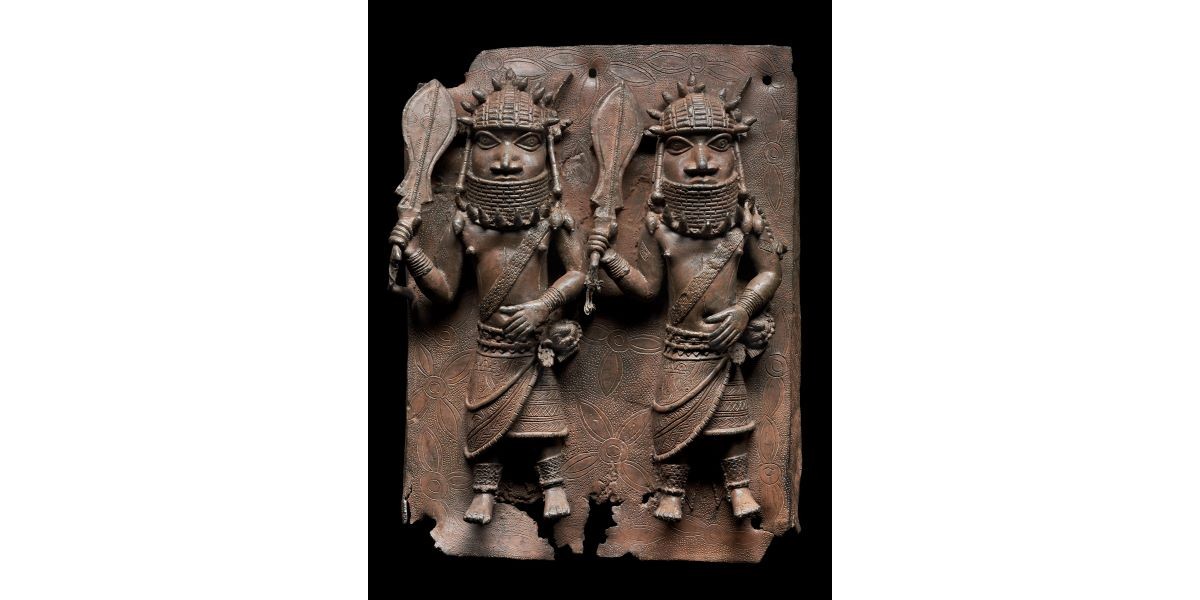 Museu de Belas Artes de Boston devolve artefatos ao Reino de Benin Placa de relevo mostrando dois oficiais com espadas levantadas (século 16) foi uma das duas obras devolvidas ao Reino de Benin. (Foto: MFA Boston)
