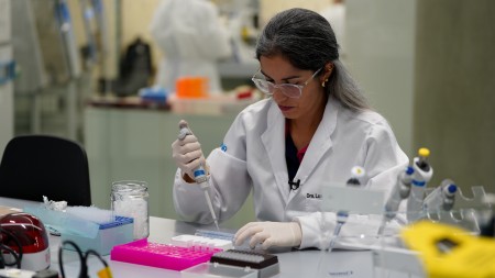 Proteína recombinante chamada Terah-7 ativa o sistema imunológico tanto em células animais como em humanas e faz tumores em animais de experimentação regredirem (Foto: Daniel Antônio/Agência FAPESP)