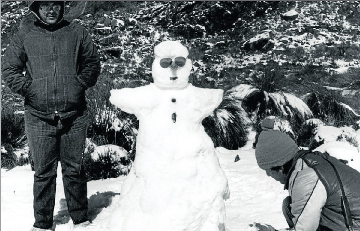 Boneco de neve de 60 centímetros feito por turistas em Itatiaia, em 1985 (Foto: Moacir Gomes/Agência O GLOBO)