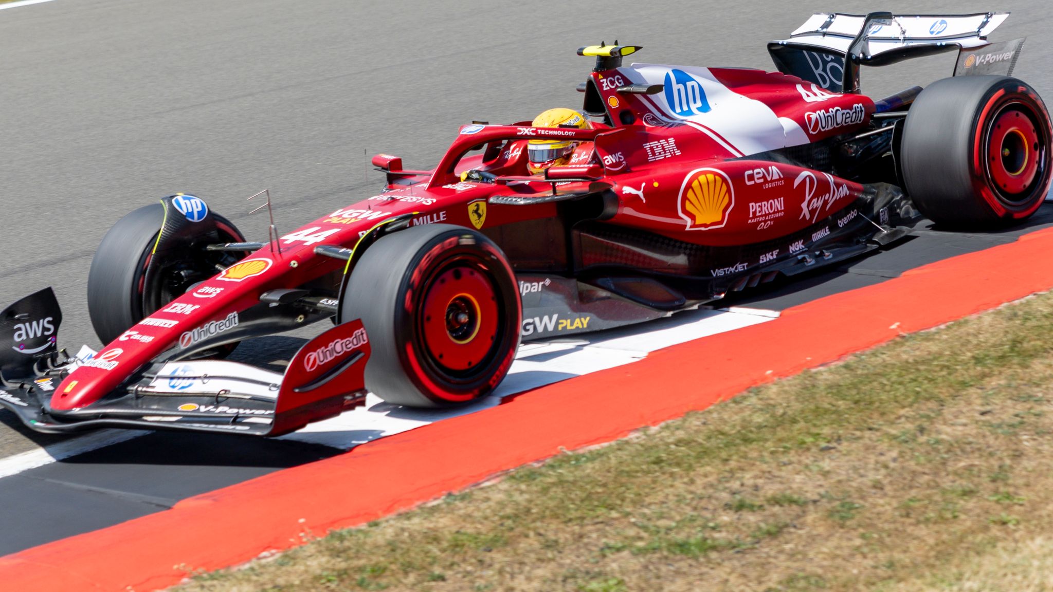 Hamilton se mostra otimista enquanto McLaren destaca desafio da Ferrari Hamilton se mostra otimista enquanto McLaren destaca desafio da Ferrari