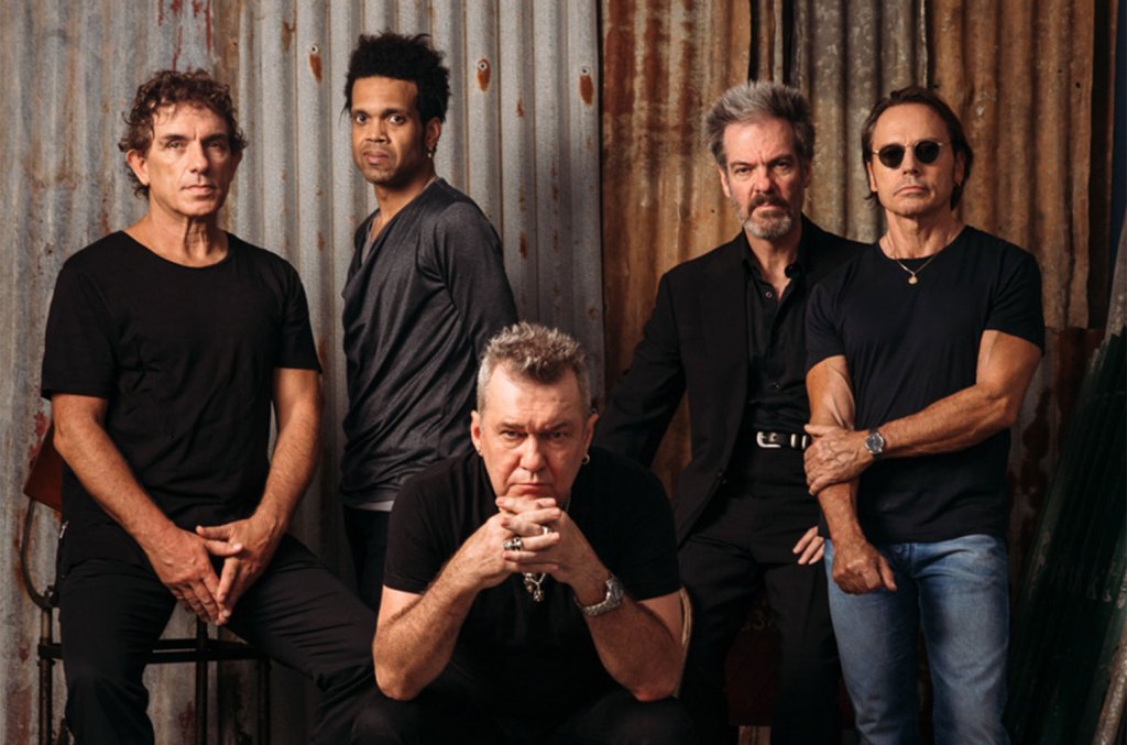 Ícones do rock australiano, o Cold Chisel está comemorando seu 50º aniversário com o lançamento de um novo álbum ao vivo, um conjunto de vinil e um filme documentário. (Foto: Reprodução)