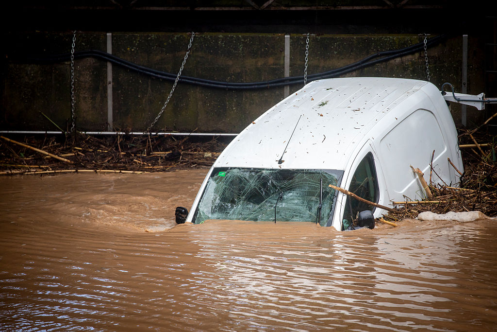 Van fica submersa após chuvas provocarem enchentes na região da Catalunha, nordeste da Espanha (Foto: Albert Llop/NurPhoto/Getty Images)