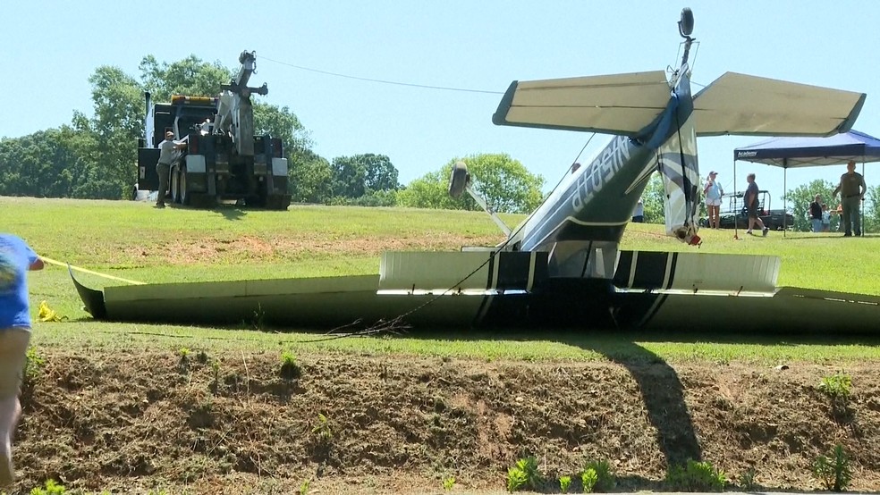 Avião capota ao tentar pousar em jardim nos Estados Unidos, assista ao vídeo Avião capota ao tentar pousar em jardim nos Estados Unidos, assista ao vídeo