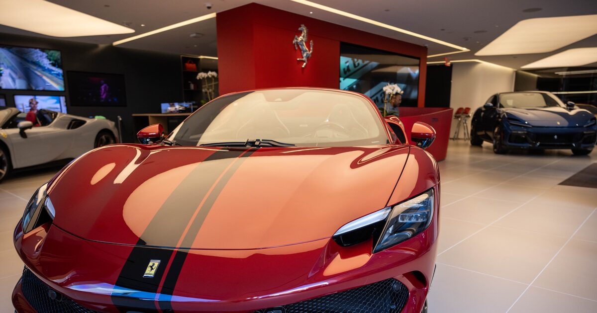 Ferrari aumenta lucro, mas ações caem com receita abaixo do esperado As ações caíram até 4,8% em Milão, após a receita ter ficado ligeiramente abaixo do esperado. As ações subiram 1,5% este ano. (Foto: Yuki Iwamura)