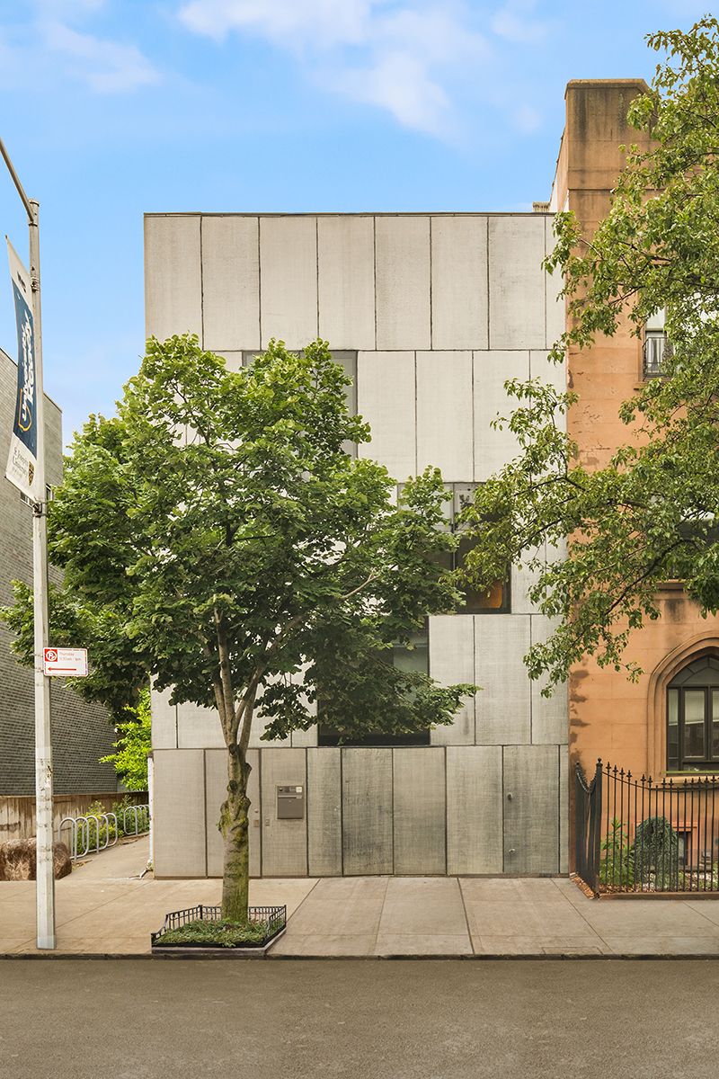Casa e estúdio de Lorna Simpson são colocados à venda por R$ 6,5 milhões A townhouse em Fort Greene foi projetada pelo arquiteto britânico David Adjaye para Lorna Simpson e James Casebere em 2006. (Foto: REPN/Kellen Houde para Corcoran)