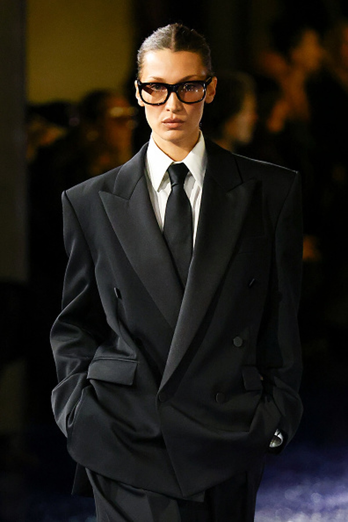 Bella Hadid no desfile da coleção de verão 2025 de Saint Laurent (Foto: GettyImages)