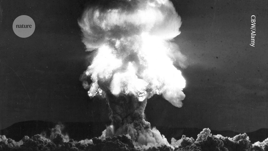 A primeira explosão nuclear no local do teste Trinity, no Novo México, julho de 1945. (Foto: CBW/Alamy)