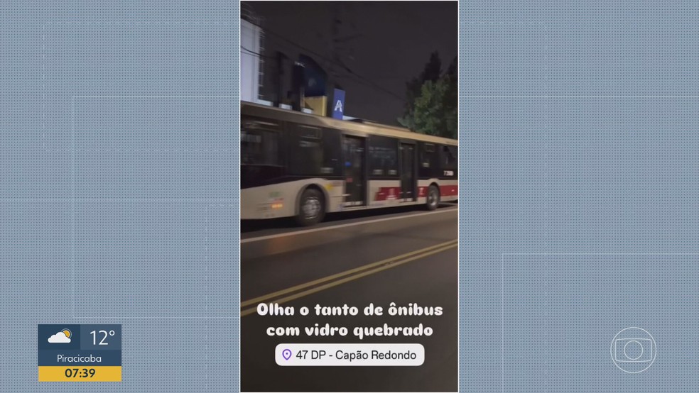 Fila de ônibus atacados na madrugada desta quinta-feira (3) no 47° DP do Capão Redondo, na Zona Sul da capital. (Foto: Reprodução/TV Globo)
