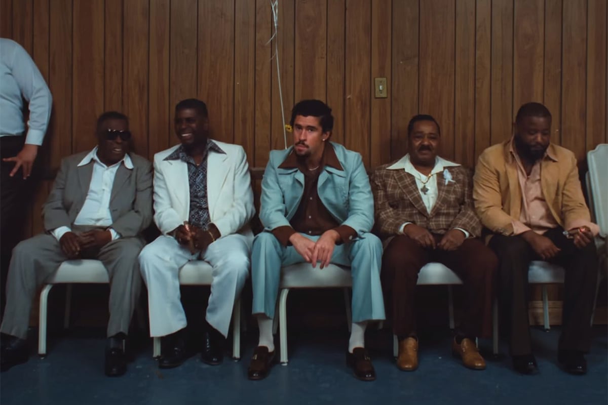 Celebridades promovem a banalização do consumo de drogas na sociedade atual A cena do videoclipe de NUEVAYoL de Bad Bunny. A letra da canção diz: "O perico é branco, sim, sim O tusi, rosinha, eh-eh". (Foto: Reprodução)