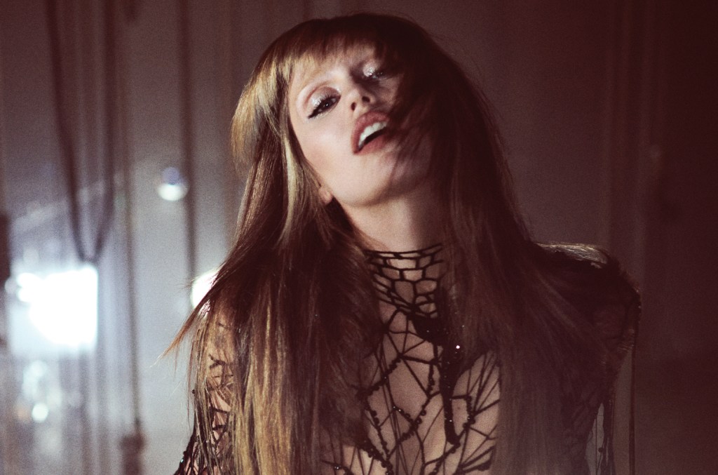 Miley Cyrus lança teaser impactante de clipe com Naomi Campbell para 'Every Girl' Miley Cyrus lançou um teaser dramático do vídeo para sua colaboração com Naomi Campbell, 'Every Girl You've Ever Loved', com o clipe completo previsto para sair mais tarde na segunda-feira. (Foto: Reprodução)