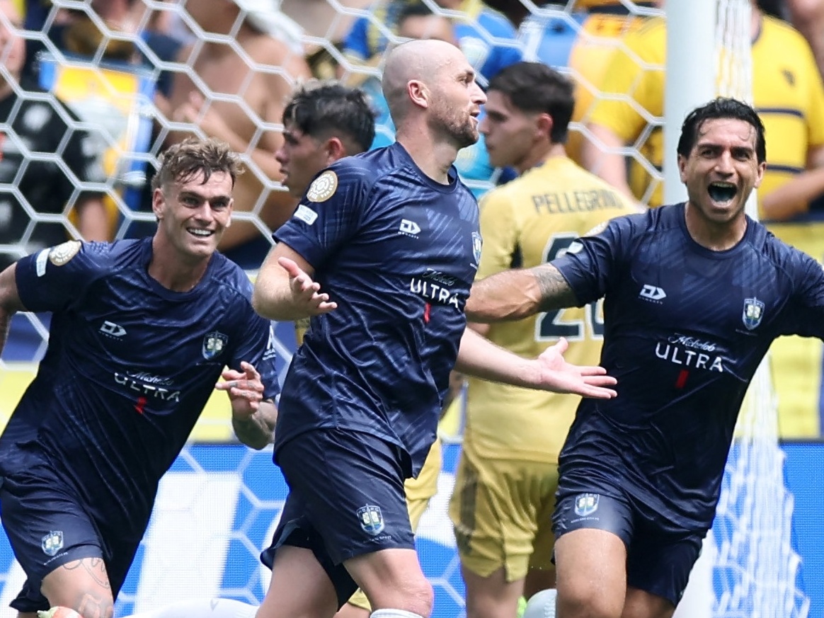 Professor emociona-se ao retornar ao magistério após gol histórico no Mundial Gray comemora gol marcado pelo Auckland City contra o Boca Juniors no Mundial (Foto: ALEX GRIMM/Getty Images via AFP)