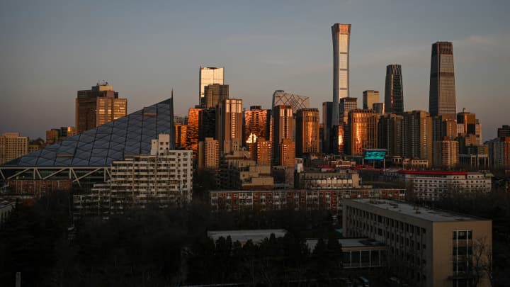 Mercados da Ásia-Pacífico devem cair enquanto investidores aguardam negociações EUA-China Uma visão geral mostra o horizonte sobre o distrito central de negócios em Pequim em 28 de fevereiro de 2023. (Foto: Jade Gao | Afp | Getty Images)