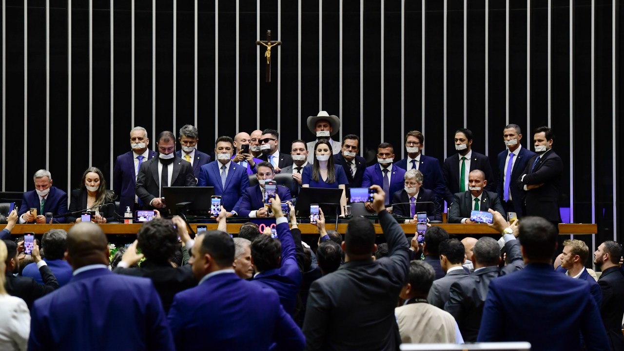 Manifestação de parlamentares de oposição após prisão domiciliar de Bolsonaro (Foto: Saulo Cruz/Agência Senado/Divulgação)