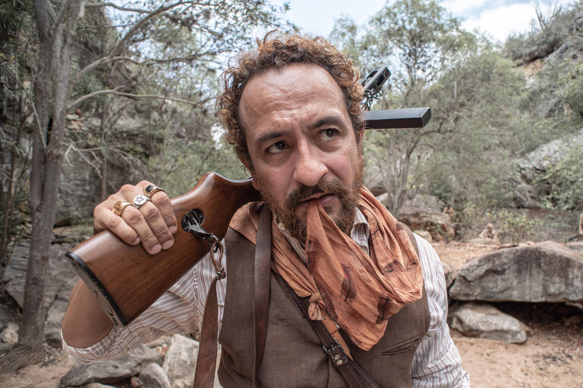 Irandhir Santos ressalta a humanidade na complexidade do Arduíno em 'Guerreiros do Sol' Irandhir como Arduíno: 'Ele não quer apenas ser o líder, mas ser, aos olhos do pai, o escolhido' (Foto: Estevam Avellar/Globo)