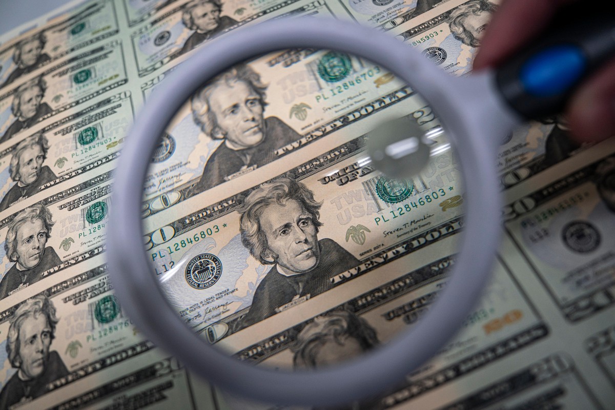 Dólar despenca no exterior e crise política afeta mercado brasileiro Cédulas de dólar: falas de Trump e derrubada de decreto do IOF devem guiar cotações no mercado brasileiro nesta quinta-feira (Foto: Bloomberg)