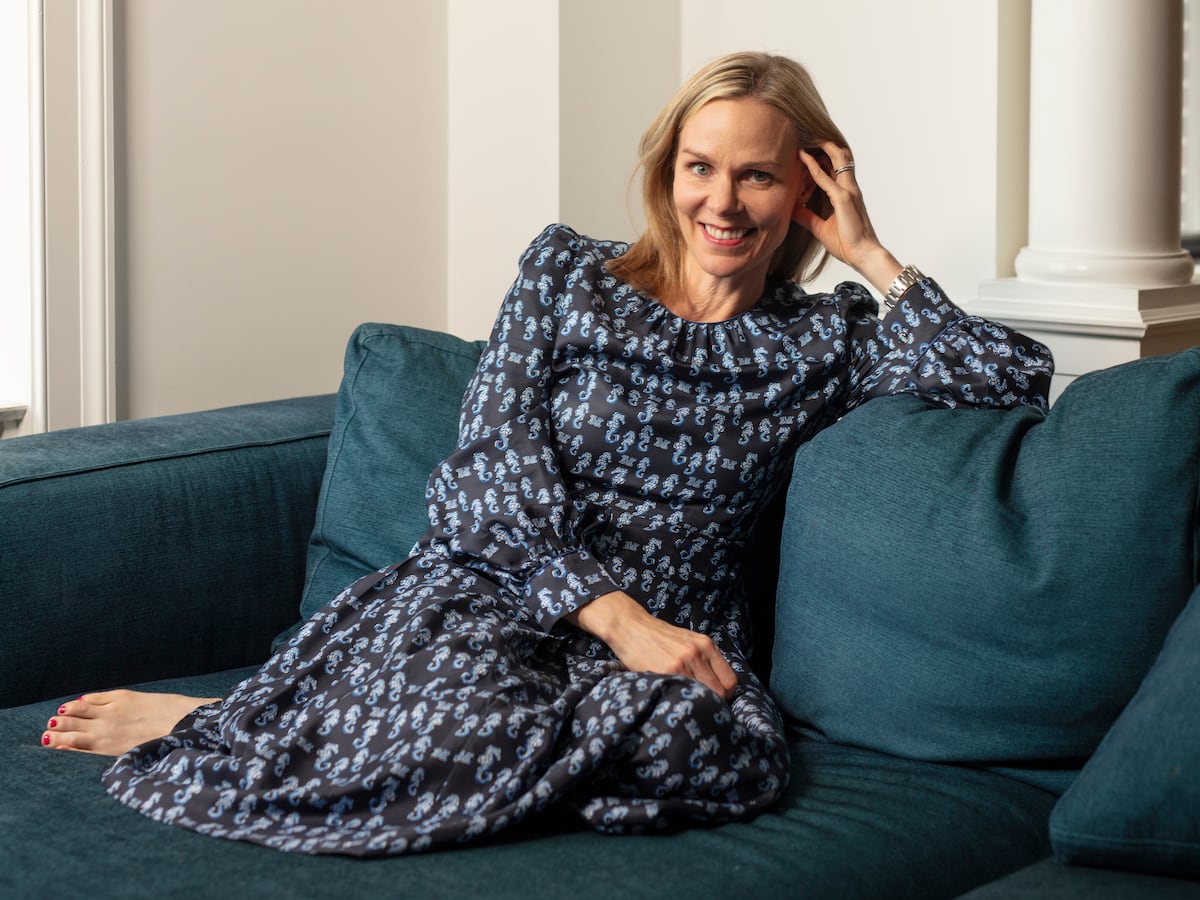 Incerteza é o maior imposto, afirma jurista Anu Bradford sobre tarifas comerciais Anu Bradford em sua casa em Nova York no dia 18 de junho. (Foto: Pascal Perich)