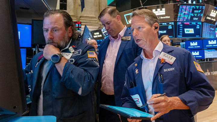 Futuros de ações permanecem estáveis após S&P 500 e Nasdaq alcançarem novos recordes Traders trabalham no piso da Bolsa de Valores de Nova York (NYSE) em 7 de julho de 2025, na cidade de Nova York. (Foto: Spencer Platt | Getty Images News | Getty Images)