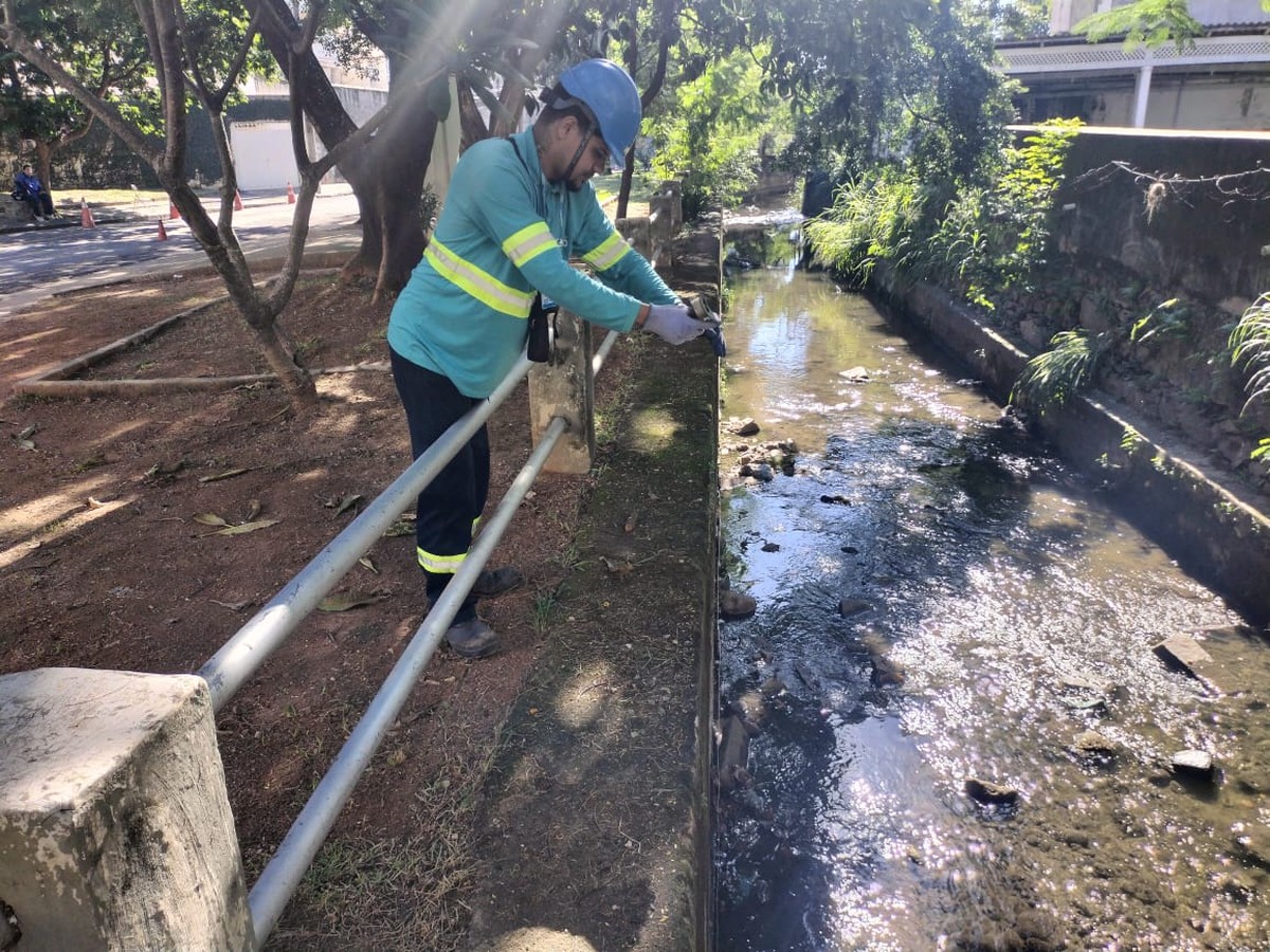 Técnico coleta água do Rio Maracanã para medir níveis de poluição (Foto: Divulgação)